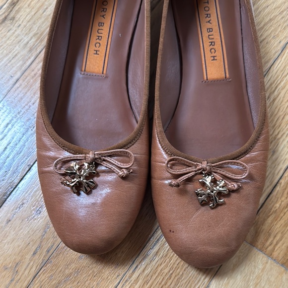 Tory Burch Brown Leather Flats with Elegant Embellishment - Picture 4 of 5